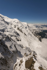Fototapeta na wymiar Le massif du Mont-blanc vu depuis l'aiguille du midi à 3800 m d