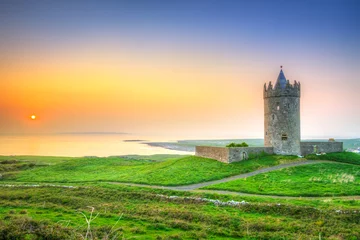 Poster Kasteel Prachtig Iers kasteel in de buurt van de Atlantische Oceaan bij zonsondergang, Co. Clare
