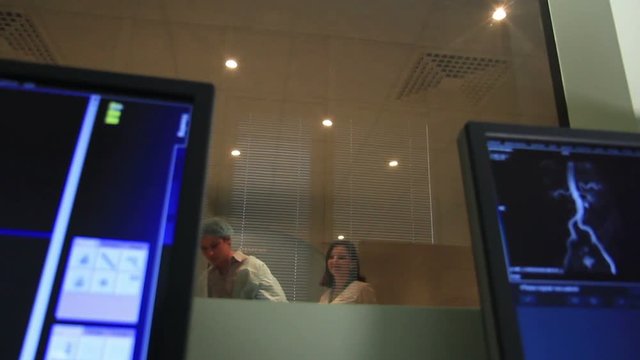 The Docter launches an MRI scannner CT
