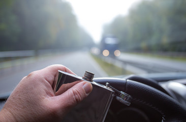 Alkohol am Lenkrad eines Autos