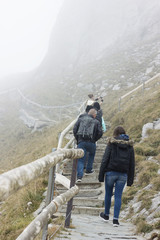 Gruppe von Wanderer steigt dem Pilatusberg in Luzern hinauf