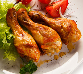 Roasted chicken drumsticks and vegetables 