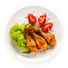 Roasted chicken drumsticks and vegetables 