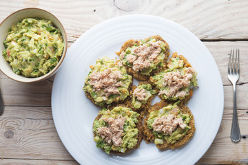 Burger of quinoa with tuna and guacamole