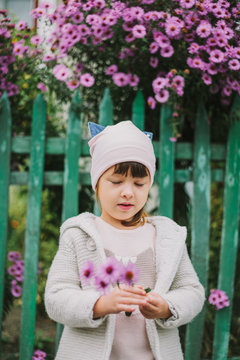 girl holding flowers in their hands. close eays