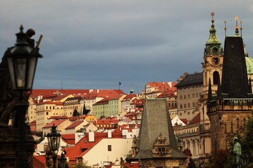 Obraz premium Zauberhaftes Prag / Blick von der Prager Karlsbrücke über die Dächer der Kleinseite hinauf zum Burgberg