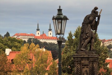 Fototapeta na wymiar Herbstzauber in Prag / Blick von der Prager Karlsbrücke hinauf zum Kloster Strahov