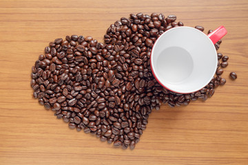 Roasted coffee beans / Red coffee cup and coffee bean on wood background.