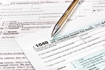 Obraz premium Pen on the tax form