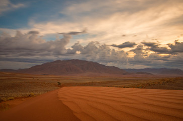 Fototapeta na wymiar Morgendämmerung am Rande der Namib, Namibia