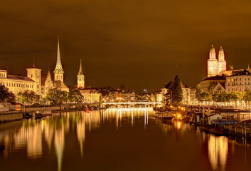 Fototapeta premium Nächtliche Stadtansicht über den Fluss Limmat in der Stadt Zürich, Schweiz - HDR