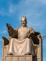 Fototapeta premium Statue of King Sejong at the Gwanghwamun square (光化門広場 世宗大王像) in Seoul, Korea