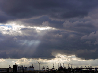 Fototapeta na wymiar Dunkle Wolken über dem Hamburger Hafen