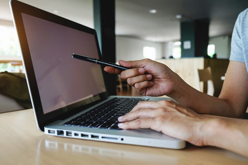 Asian business woman using laptop for online shopping.vintage tone Retro filter effect,soft focus,low light.(selective focus).