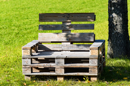Europaletten Parkbank im Herbst