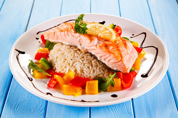 Fried salmon, rice and vegetables