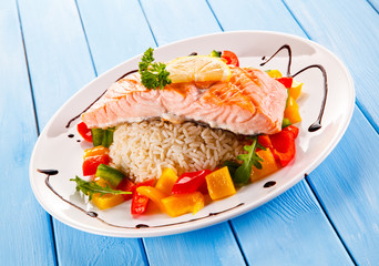 Fried salmon, rice and vegetables
