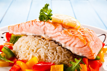 Fried salmon, rice and vegetables