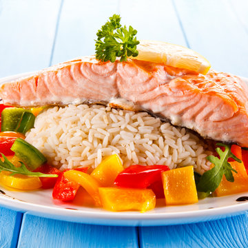 Fried salmon, rice and vegetables