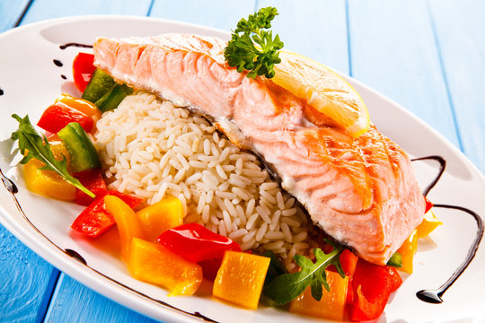 Fried salmon, rice and vegetables