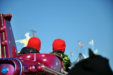 Kleine Kinder fliegen im Kiinderkarussell auf der Kirmes