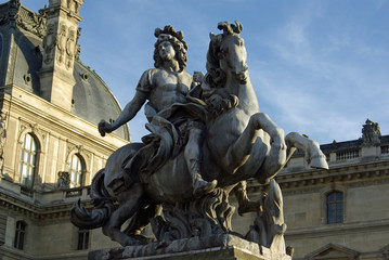 Fototapeta na wymiar Statue équestre du roi Louis XIV cour Napoléon au Louvre à Paris, France