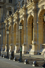 Fototapeta premium Façade du Louvre cour Napoléon à Paris, France