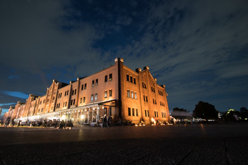 夜の赤いレンガの倉庫