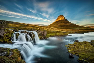 Fototapete Kirkjufell Sommersonnenuntergang über dem berühmten Wasserfall Kirkjufellsfoss mit dem Berg Kirkjufell im Hintergrund in Island. Lange Exposition.