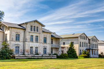 Historisches Gebäude-Ensemble in klassizistischer Architektur im Seeheilbad Heiligendamm