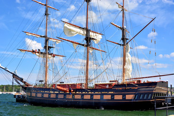Naklejka premium Tall ship docked in Newport