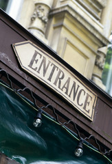 Obraz premium Entrance sign over restaurant roof