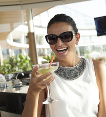 bar da kokteyl içen kadın