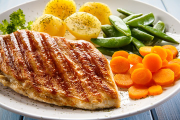 Grilled chicken fillets and vegetables 