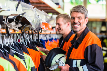 Fototapeta premium Feuerwehrmänner bereiten sich in der Wache auf nächsten Notruf vor