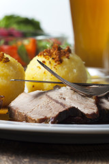 bayerischer Schweinebraten und Knödel