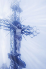 Obraz premium the crucifixion of Jesus Christ (statue in snow and fog)