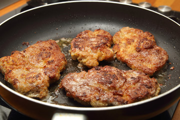 Schnitzel in der Pfanne
