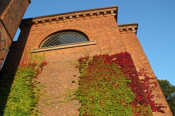 Buntes Laub an einer Kirche