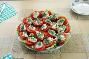 sliced tomatoes with cheese and mayonnaise and garlic and dill o