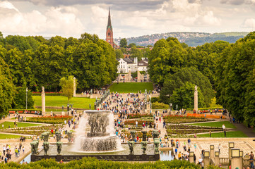 Park in Oslo mit Menschen - obrazy, fototapety, plakaty