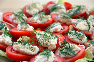 sliced tomatoes with cheese and mayonnaise and garlic and dill o