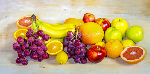 Owoce na drewnianym tle