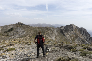 senderista en la cima de la montaña