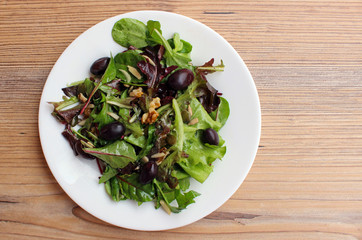 Ensalada de canónigos y frutos secos
