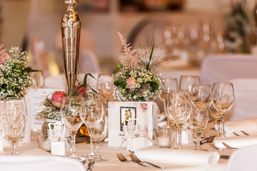 Gläser auf gedecktem Tisch