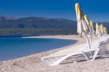 Photo sur Plexiglas Plage de la Corne d'Or, Brac, Croatie la plage de Zlatni rat  chaises et parasols