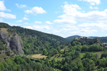 Naklejka premium Arlempdes Plus beau village de France en Haute Loire avec son château