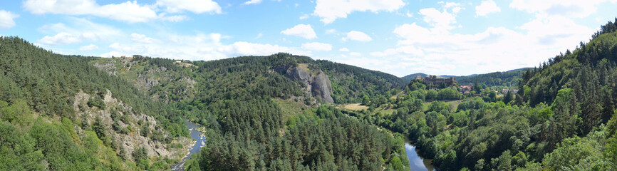 Fototapeta na wymiar Gorges de la Loire à Arlempdes - Auvergne panoramique 