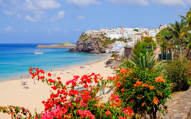 Beach in Morro Jable, Fuerteventura. - obrazy, fototapety, plakaty